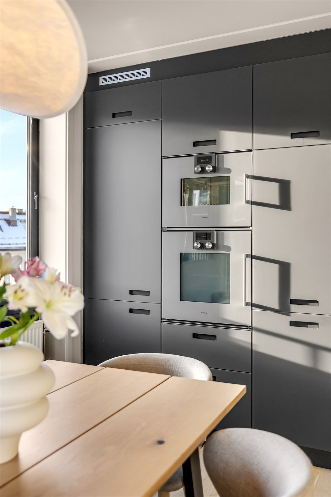 Stekeovn og kombidampovn fra Gaggenau integrert i høyskap. Integrert kjøl -/fryseskap fra Siemens, samt Siemens oppvaskmaskin med automatisk åpningsassistent. Galleribilde