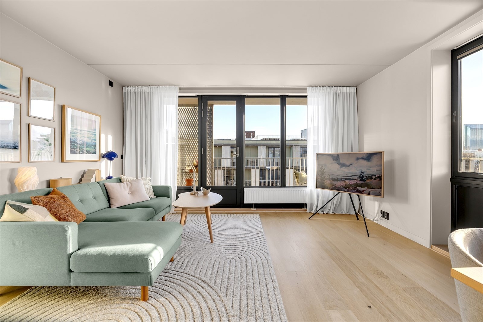 Stuen har god plass til en hyggelig sofagruppe og ønsket medie-/oppbevaringsmøblement. Galleribilde