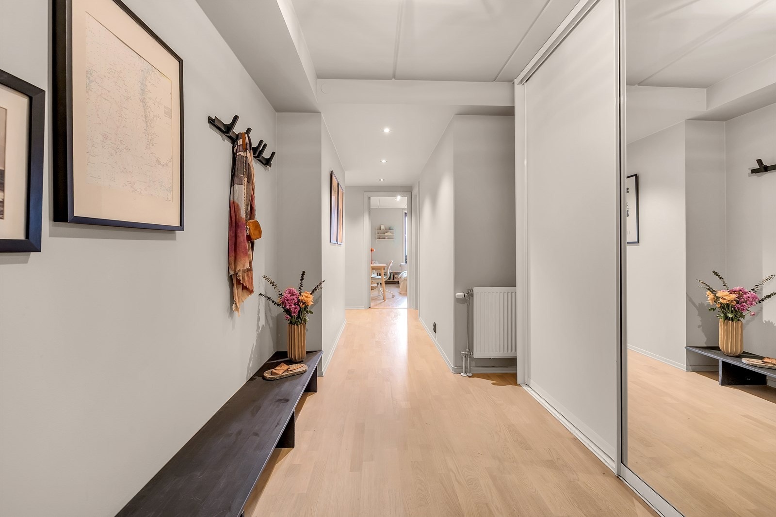 Romslig entré med skyvedørsgarderobe og inngang til omkledningsrom på ca. 3 kvm. Galleribilde