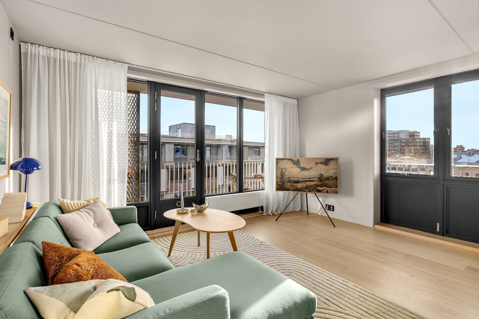 Lys, herlig stue med gode møbleringsmuligheter. Galleribilde