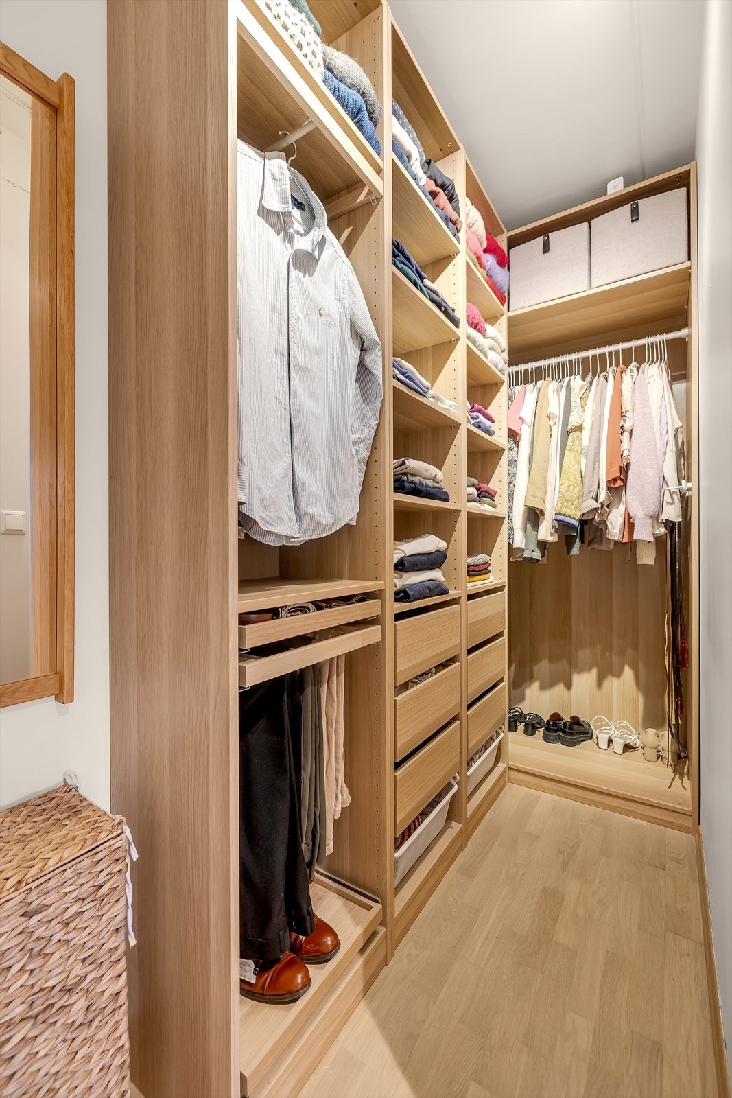 Garderobeløsning med hyller og skuffer gir god oppbevaringskapasitet. Galleribilde