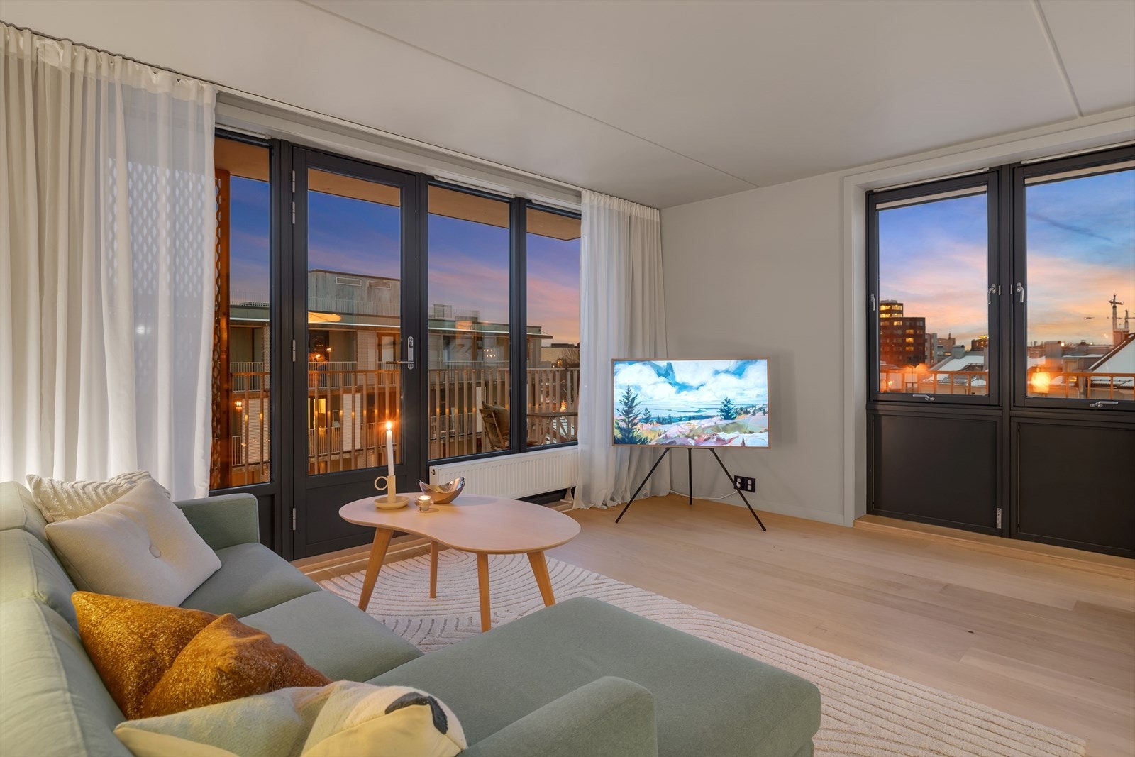 Vinduer med 2-lags glass gir god isolasjon og energisparing. Galleribilde