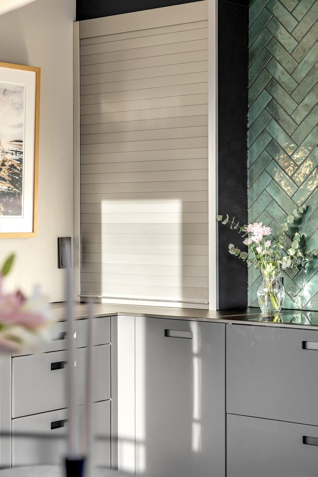 Innredning med skyvedører gir enkel tilgang til oppbevaringsplass. Galleribilde