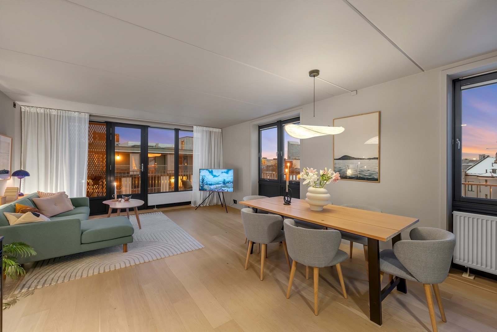 Leiligheten er lys, arealeffektiv og holder gjennomgående god standard. Galleribilde