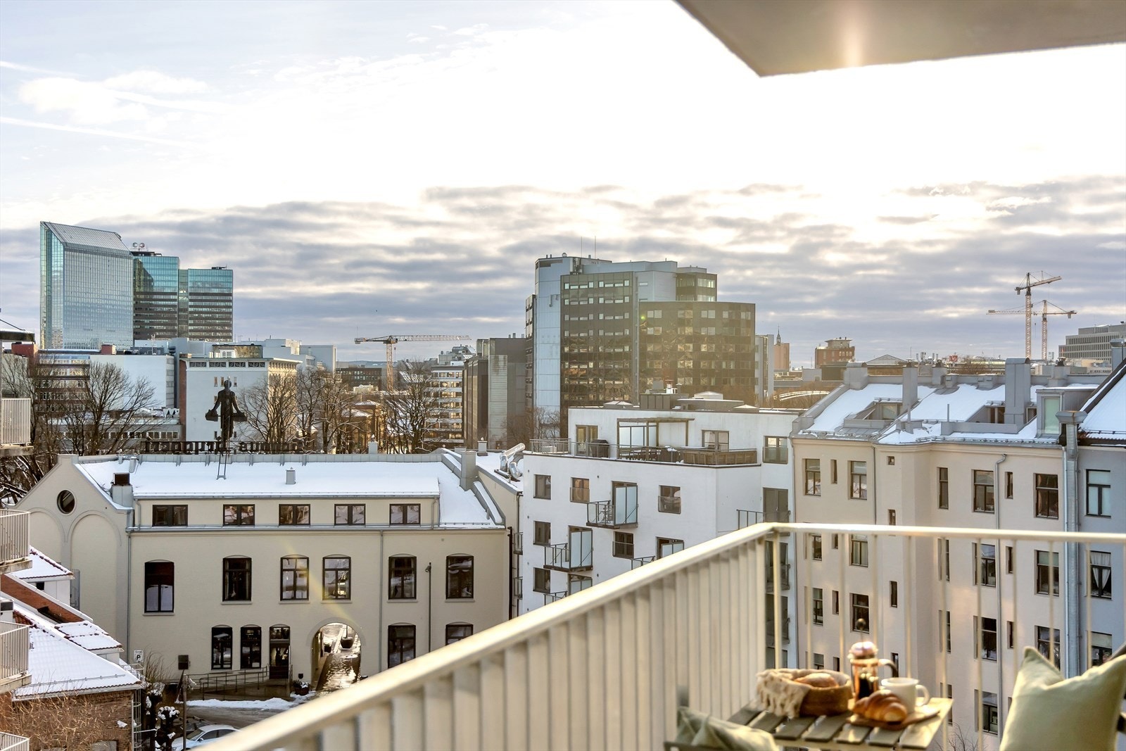 Balkongen har utsikt mot nærliggende bygninger. Galleribilde