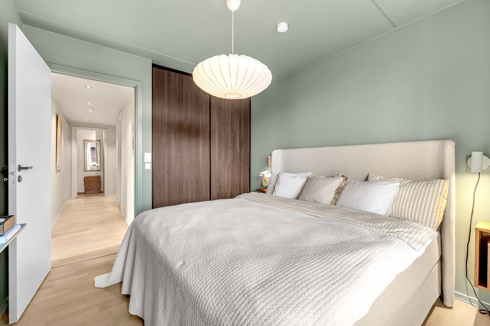 Garderobeskap med skyvedører gir effektiv oppbevaringsløsning. Galleribilde