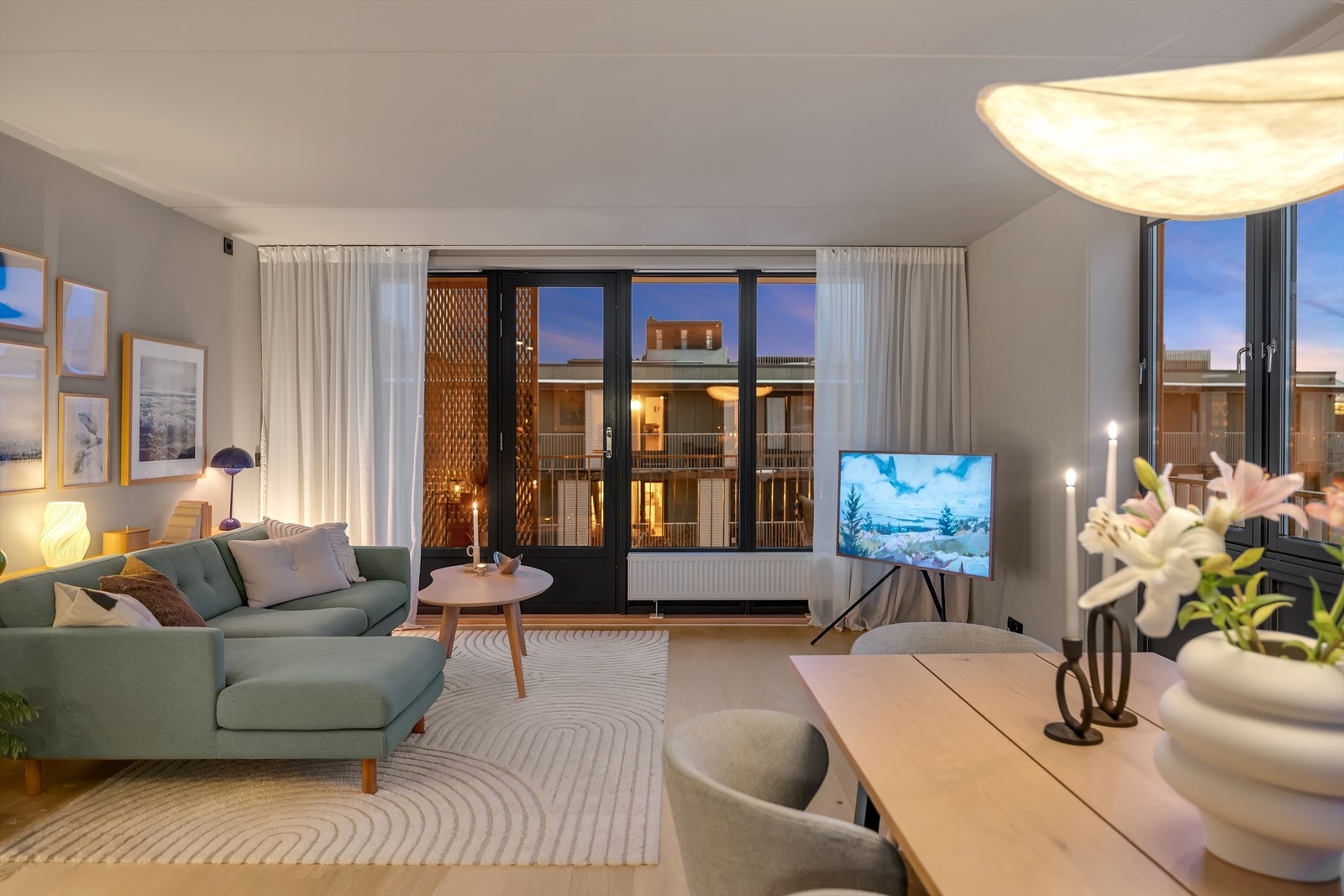 Leiligheten varmes opp med fjernvarme via radiatorer, noe som gir en jevn og lun temperatur året rundt. Galleribilde