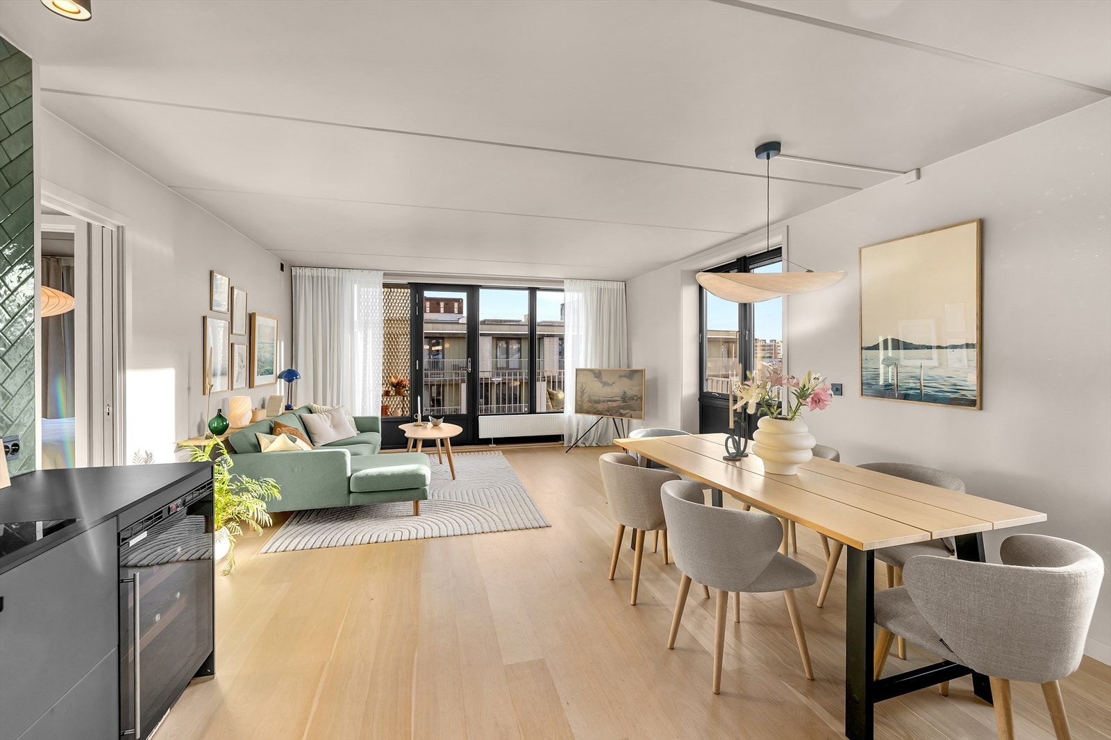 Spiseplassen har enkel tilgang til kjøkkenet, som er praktisk ved servering. Galleribilde