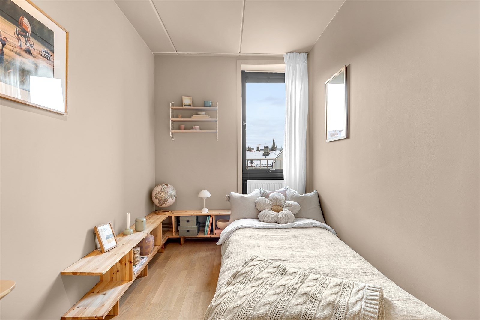 Utsikt fra vinduet gir et luftig preg til rommet. Galleribilde