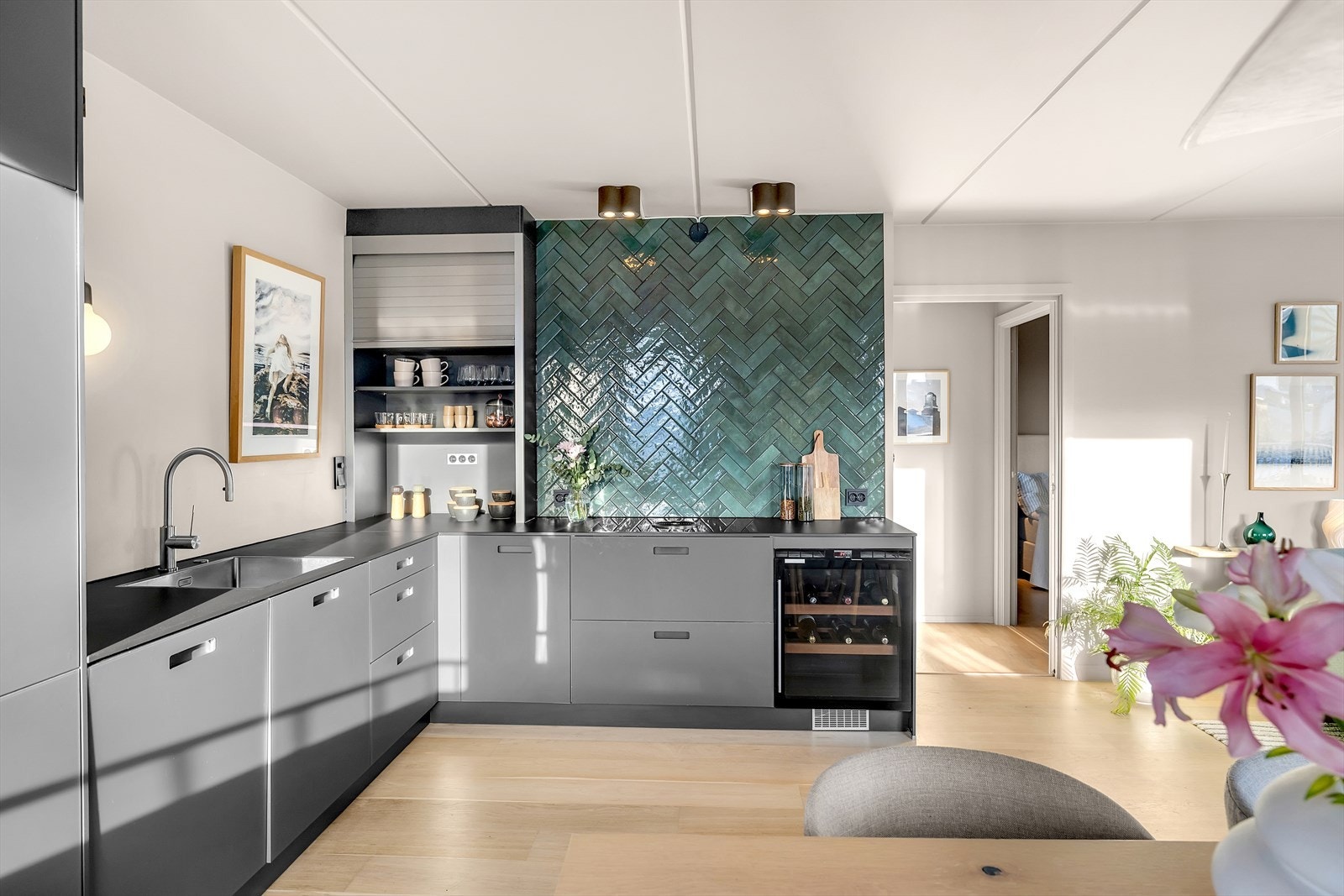 Innredningen er fra 2016, benkeplate og oppvaskkum er ny i 2021. Galleribilde