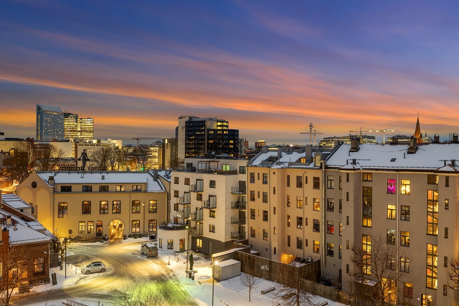 Utsikt over bylandskapet med moderne bygninger gir en urban følelse. Galleribilde