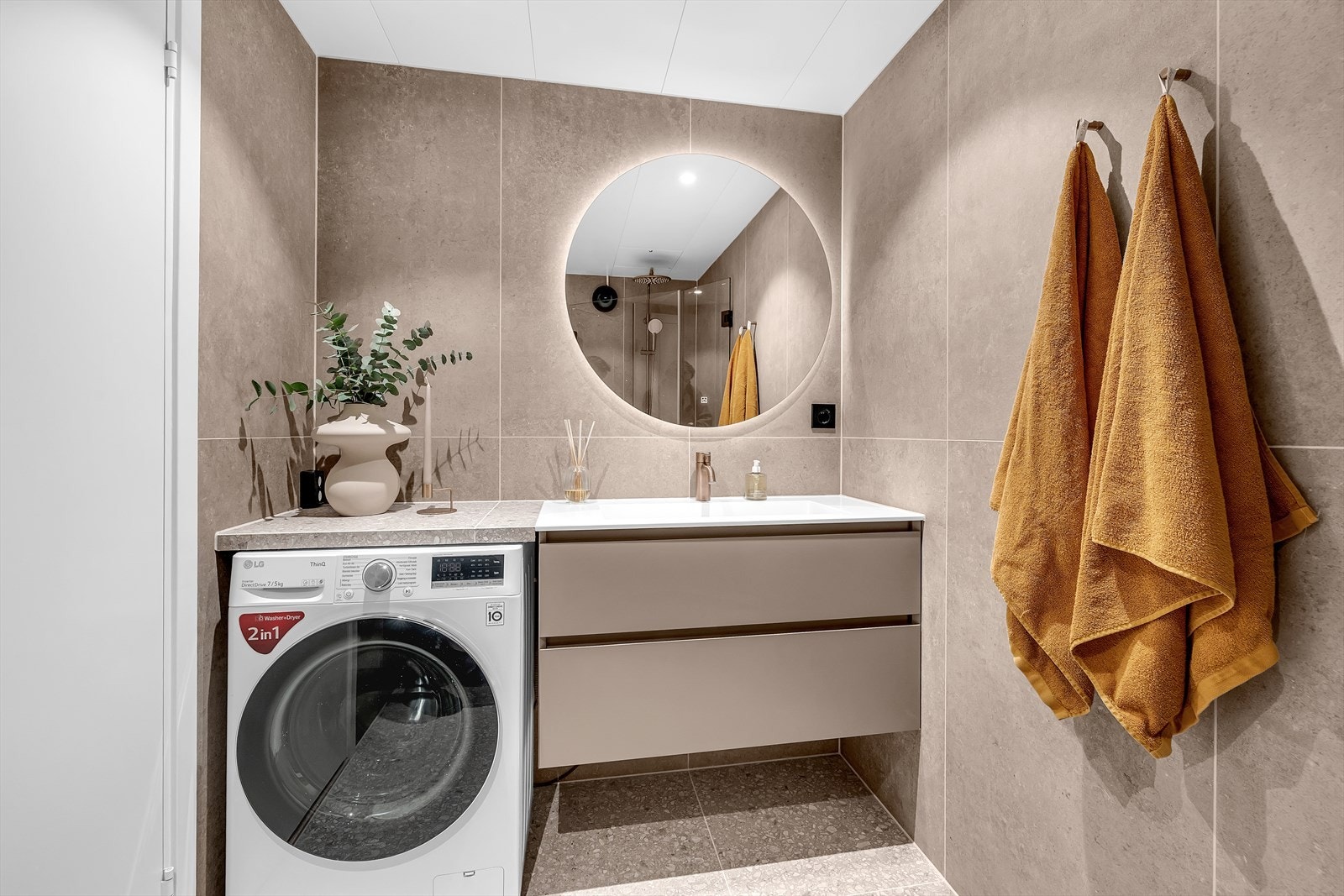 Delikat og romslig bad med tidløse farger. Helstøpt servant med underskap. Overhengende speilskap med integrert belysning. Det er opplegg for vaskemaskin. Galleribilde