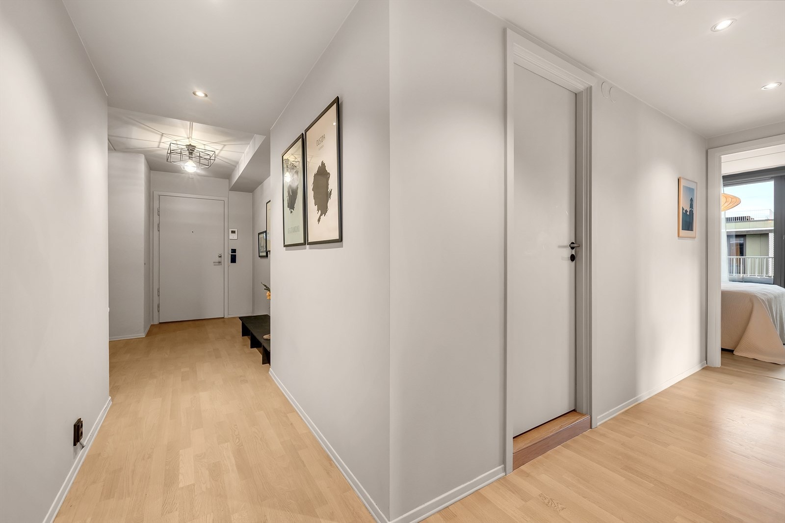 Parkettgulv og malte vegger gir en enhetlig stil i inngangspartiet. Galleribilde