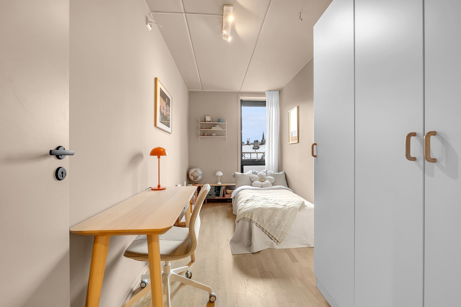 Soverom 2 med plass til seng, skrivepult og garderobeskap. Galleribilde