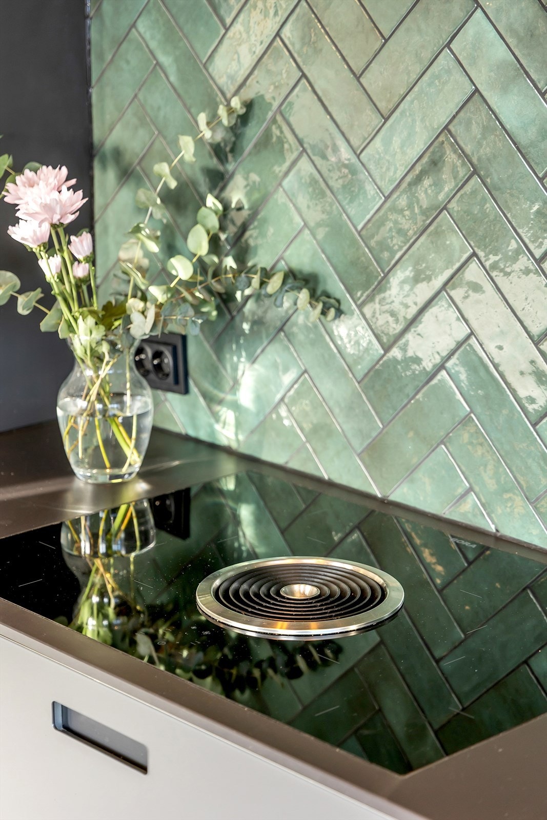 Planlimt glasskeramisk platetopp med integrert avtrekk fra Bora. Galleribilde