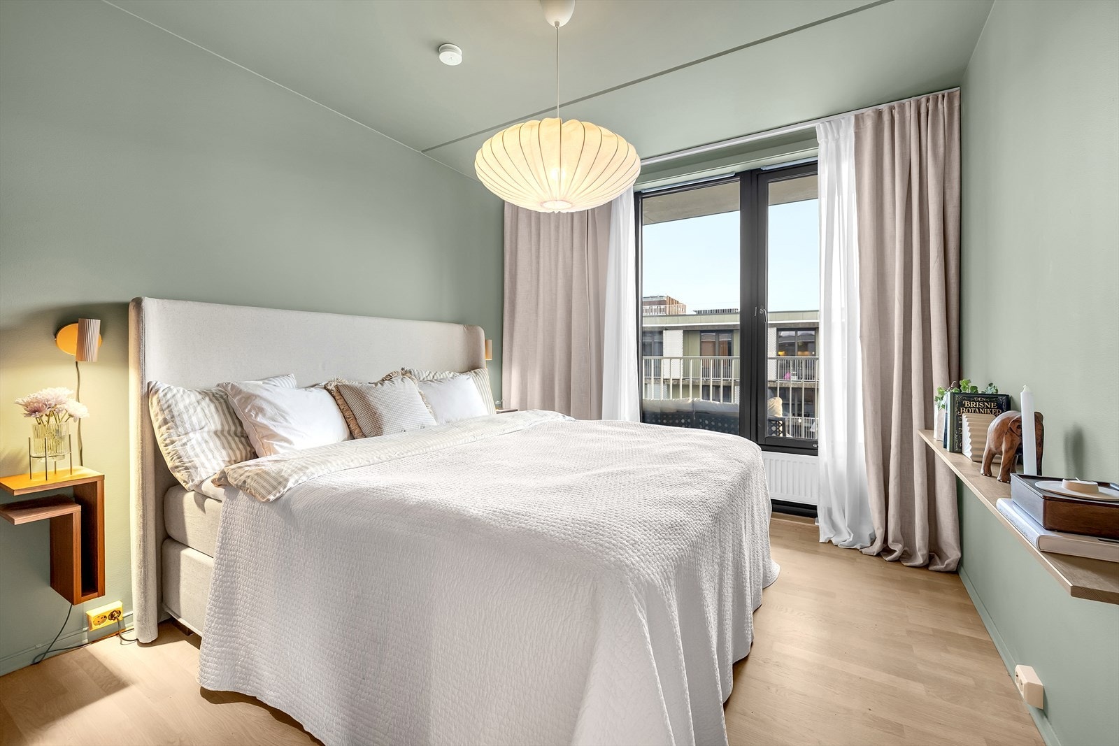 Store vinduer gir godt lysinnslipp og utsikt fra hovedsoverommet. Galleribilde