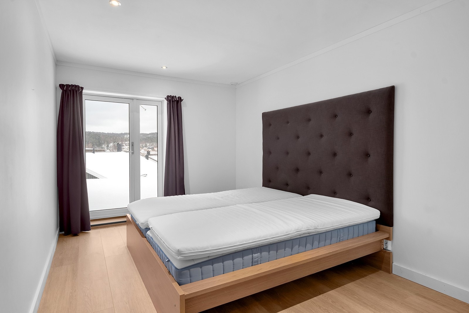 Soverom med egen utgang til solrik uteplass. Galleribilde