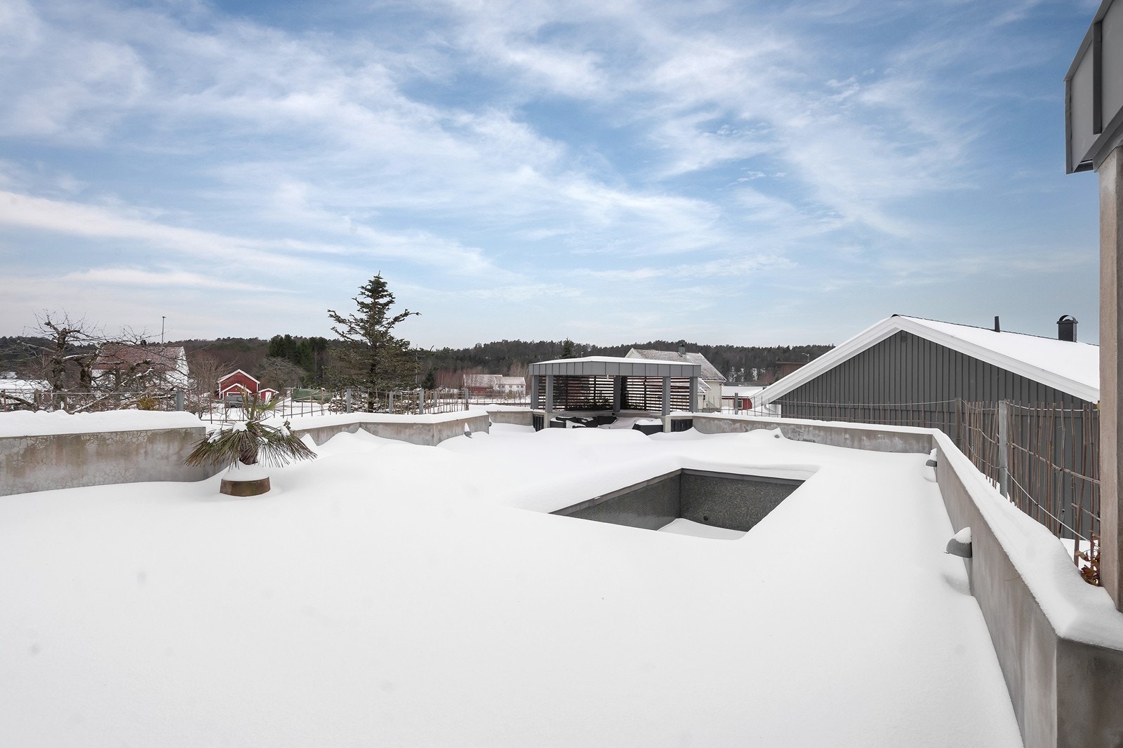 Uteområde med stor platting og basseng. Her kan du virkelig nyte sommeren. Galleribilde