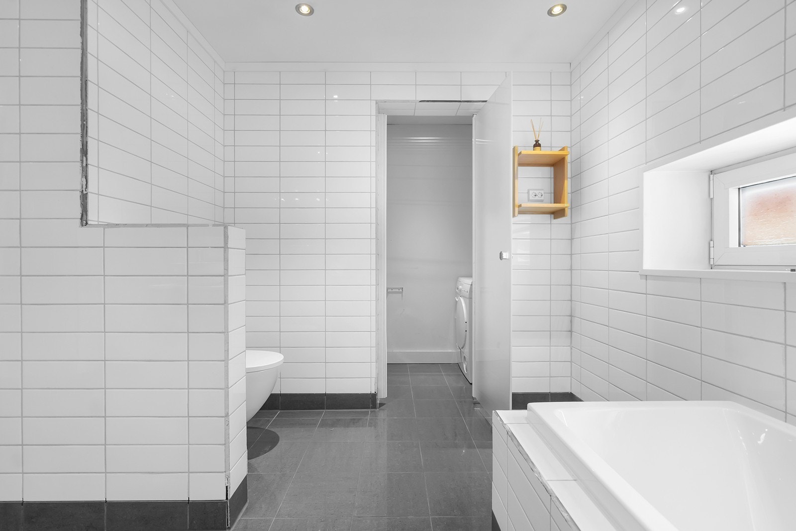 Fra badet er det inngang videre til vaskerom. Galleribilde