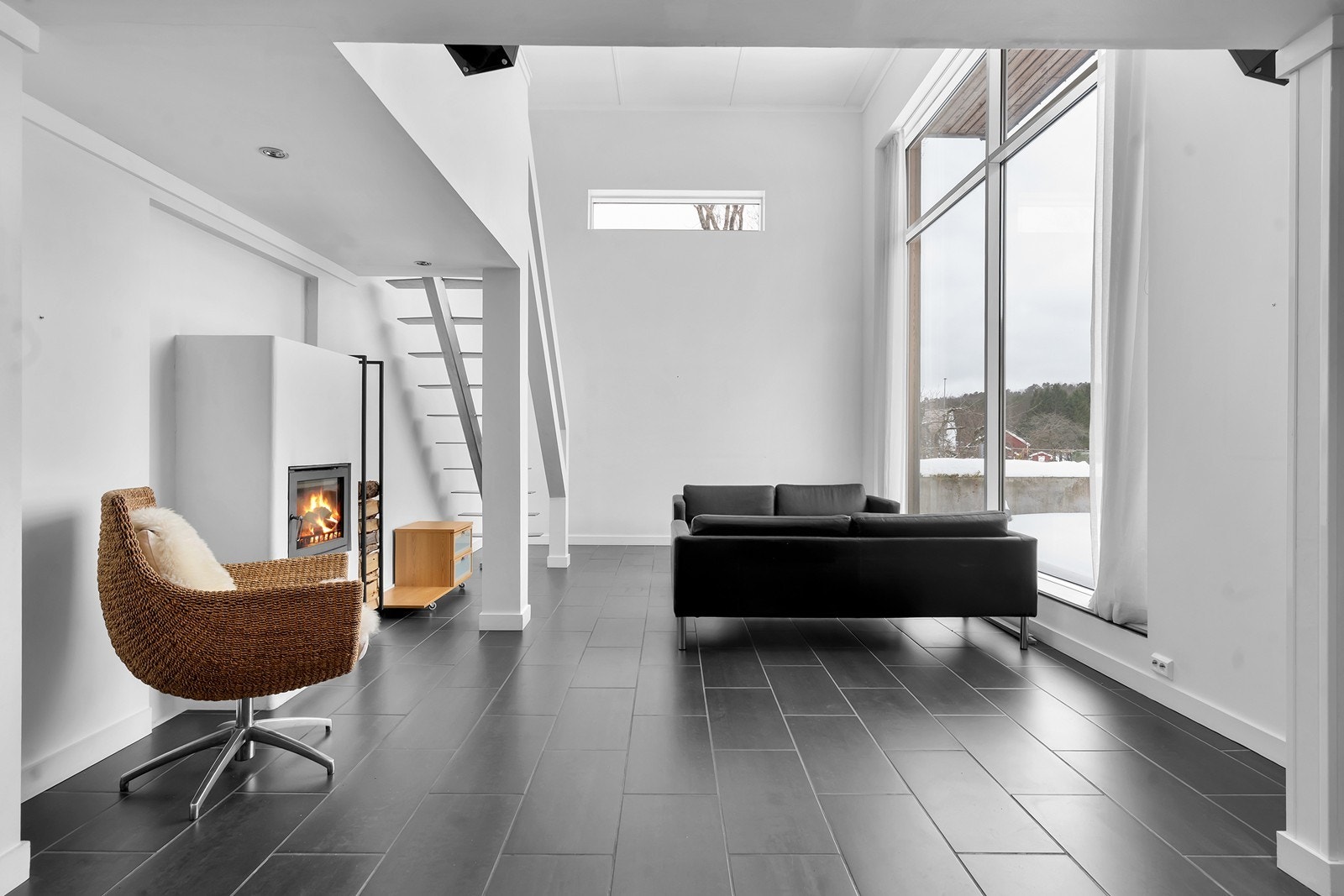 Lys og innbydende stue med store vinduer og god takhøyde. Galleribilde