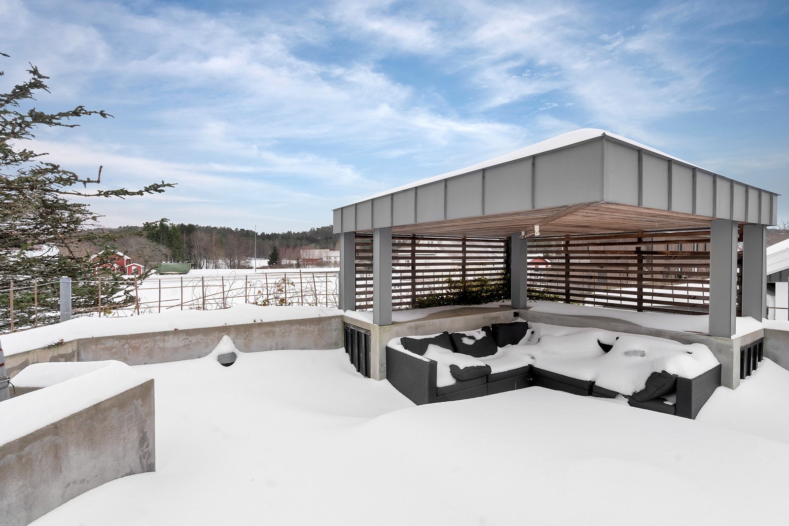 Overbygd del av uteområdet er perfekt for varme dager hvor du søker litt skygge. Galleribilde