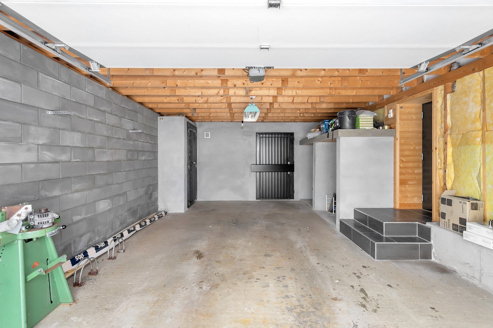 Garasje med god plass til bil og oppbevaring. Bodrommet/ våpenrommet er rett frem i bildet. Galleribilde