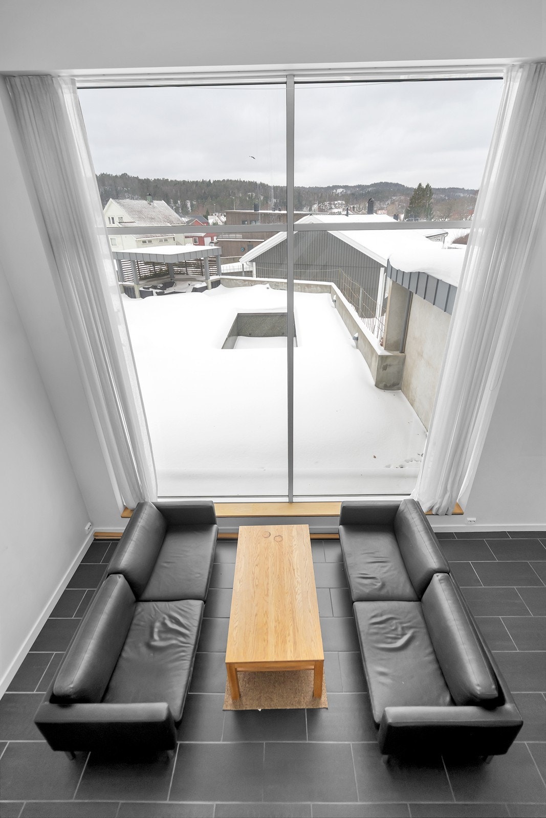 Stue sett fra toppen av trappen. Galleribilde