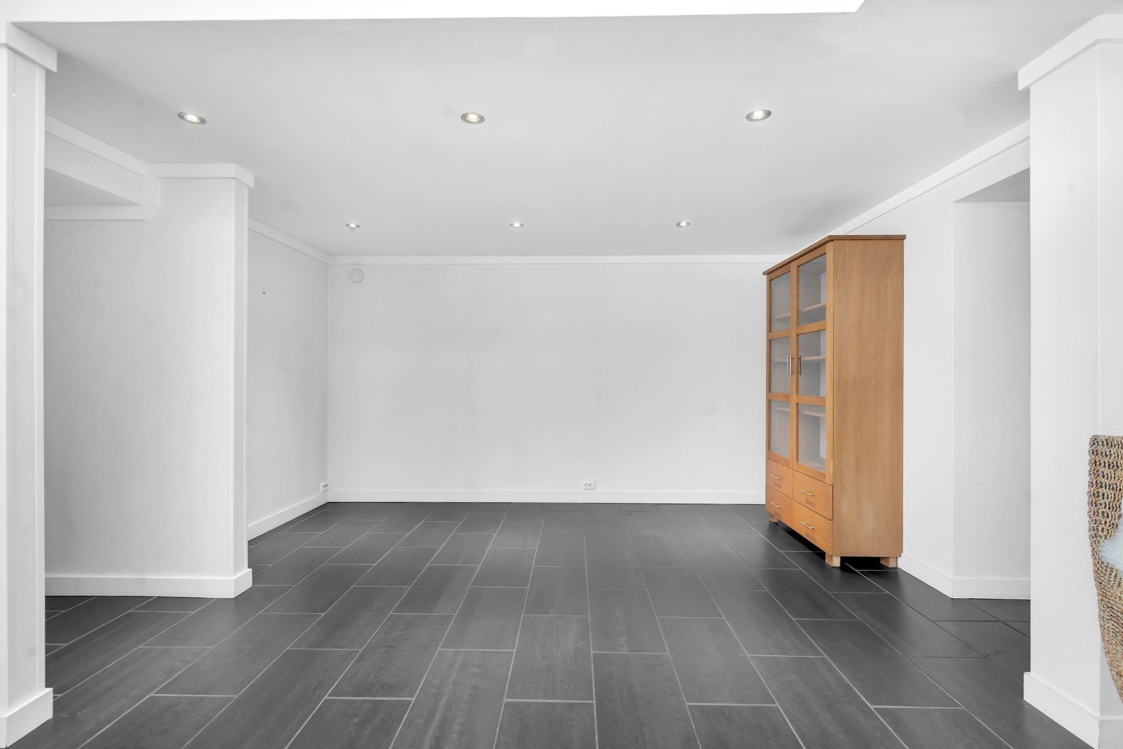 Stue med mange muligheter. Her er det god plass til spisestue -like utenfor kjøkken. Galleribilde