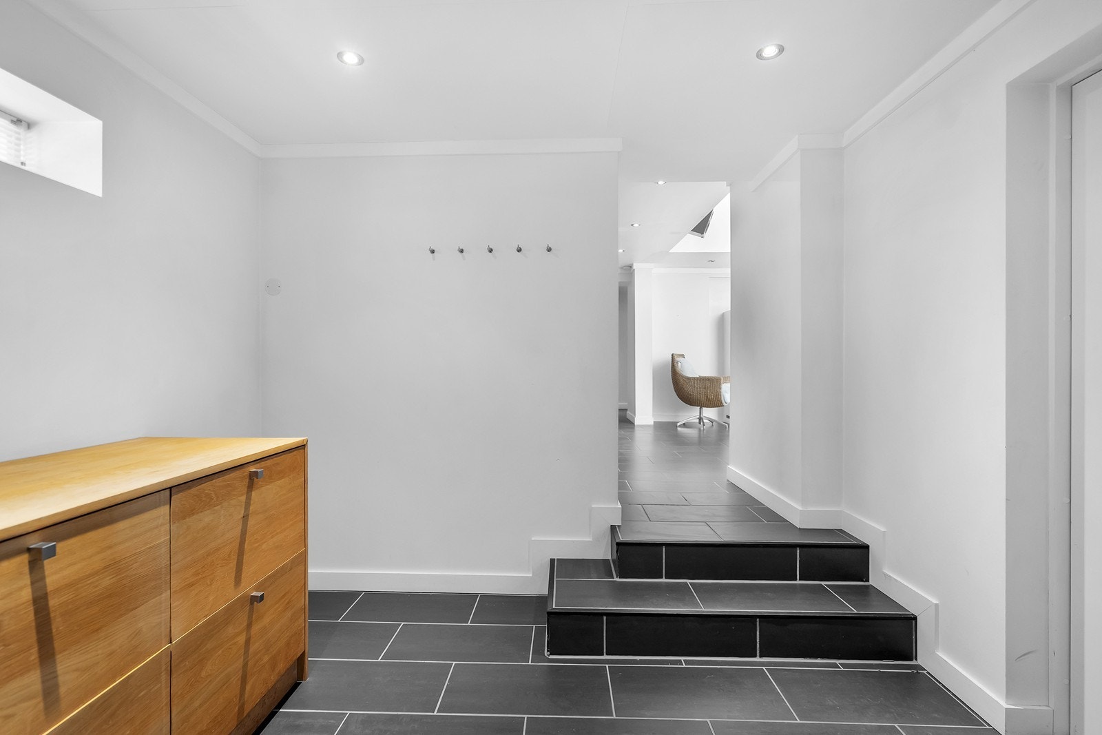 Entréen har god plass til oppbevaring av yttertøy. Fra entréen kommer du videre inn til stuen. Dør til høyre er ut til uteområdet. Galleribilde