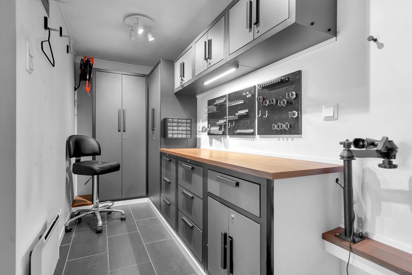 Bod som er brukt som våpenrom, her er det lås med kode på døren. Innredning følger med. Galleribilde