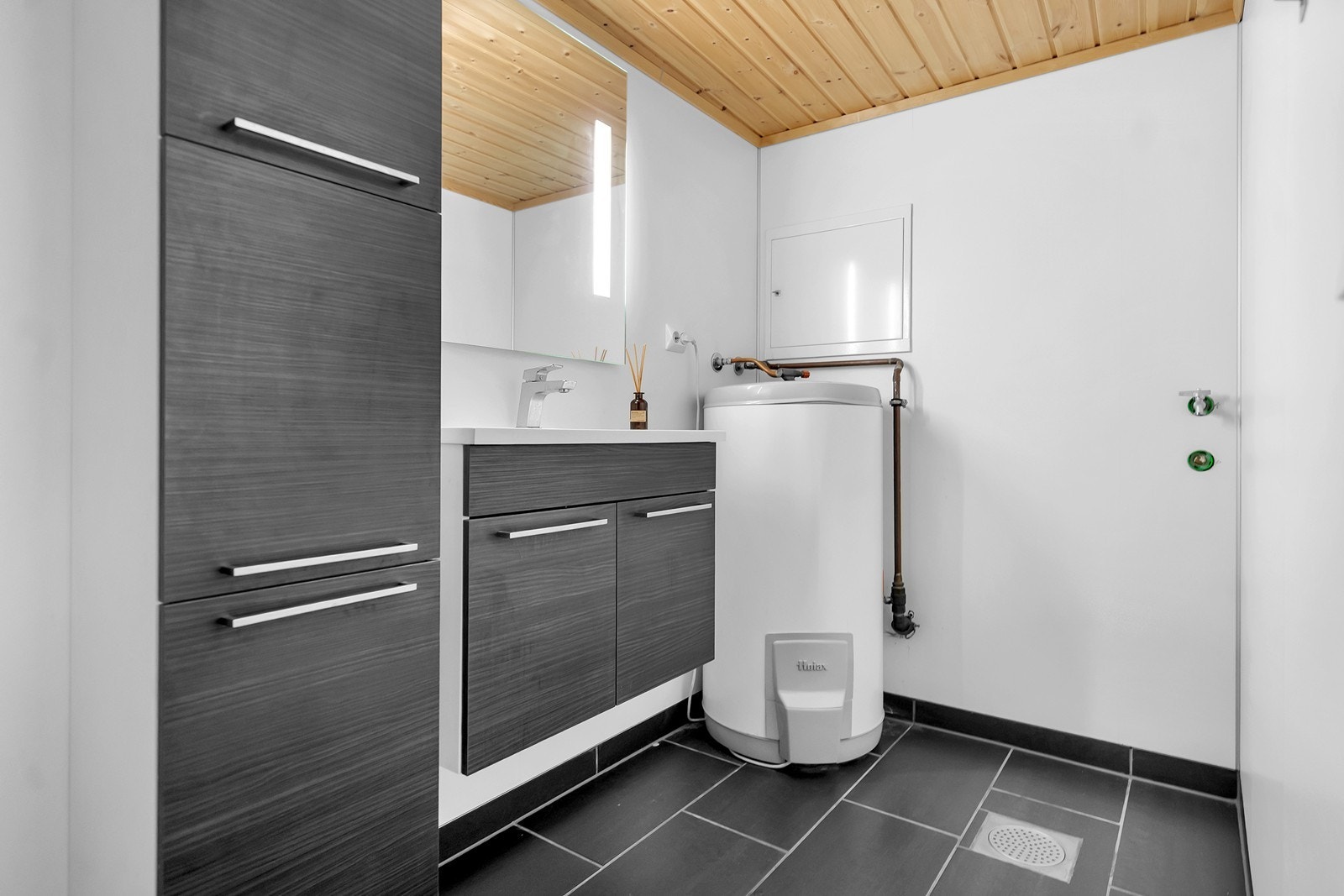 Vaskerom med servant og oppbevaring. Muligheter for dusj i hjørnet. Galleribilde