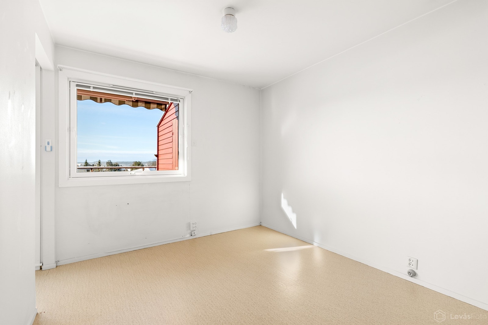 Soverommet har malte veggflater og gulvbelegg. Galleribilde