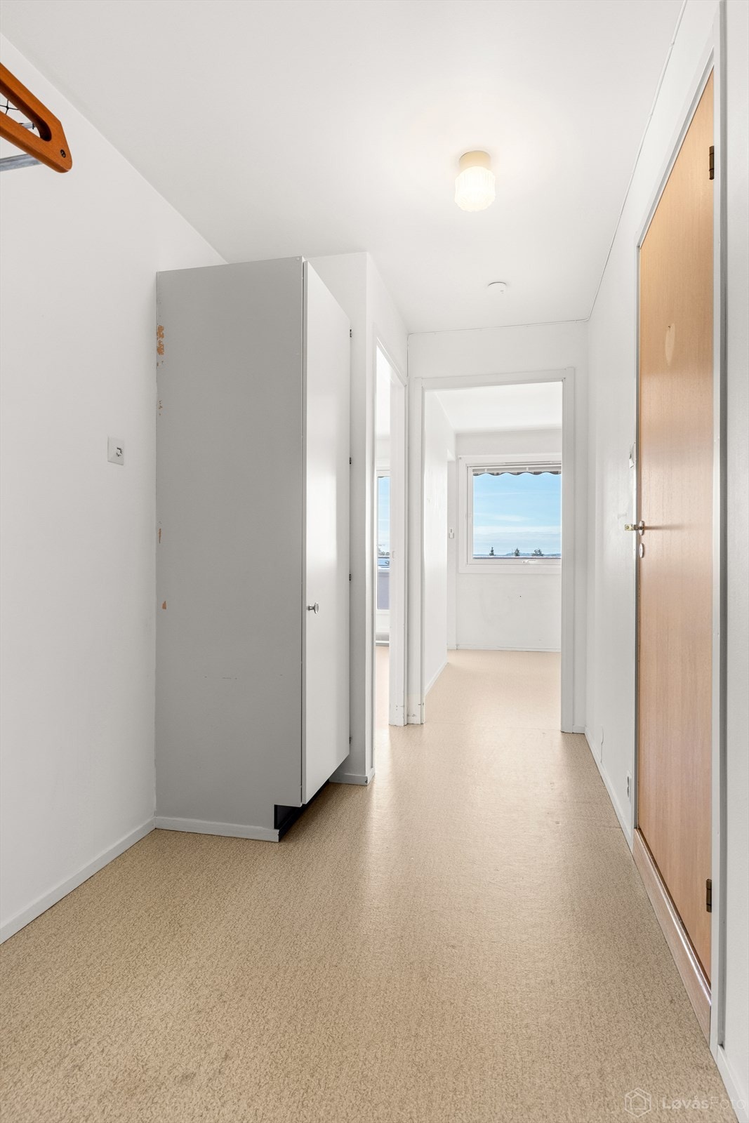 Fra entréen er det direkte tilgang til leilighetens øvrige rom. Galleribilde