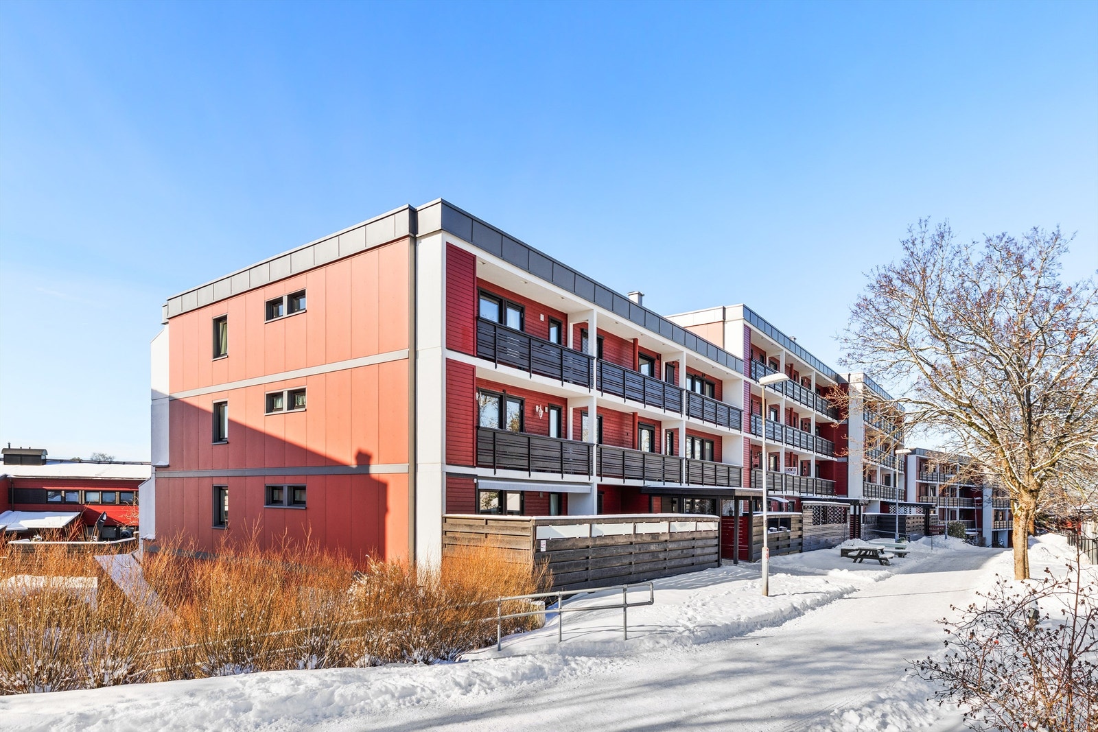 Bygget er fra 1980, med fasader kledd i en kombinasjon av liggende trekledning og murpuss. Galleribilde