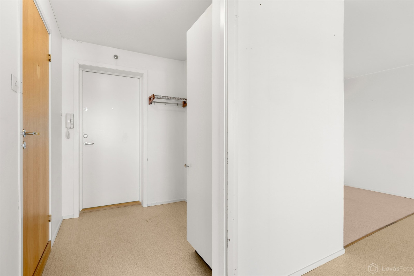 Velkommen inn. Entréen har porttelefon og entrédør med sikkerhetslås for din trygghet. Galleribilde