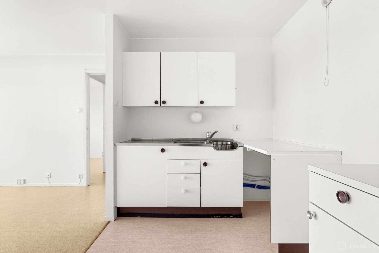 Kjøkkenet har glatte fronter og laminert benkeplate. Galleribilde