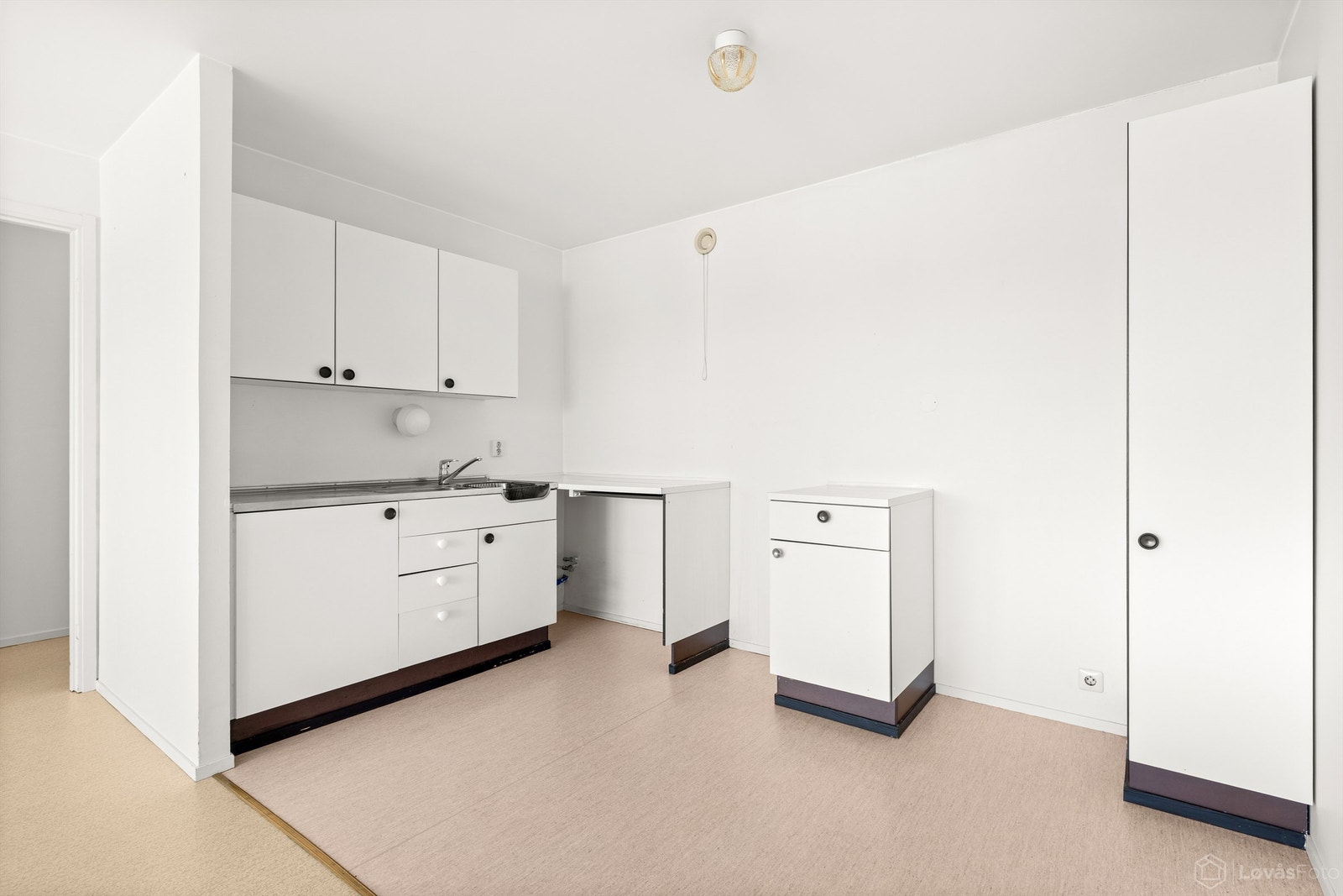 Kjøkkeninnredningen er utstyrt med dobbel oppvaskkum, belysning og stikkontakt over benken. Galleribilde