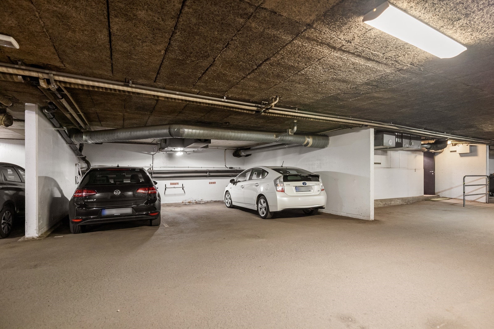 Det medfølger garasjeplass i lukket og oppvarmet garasjeanlegg, med adkomst via innvendig trapp fra oppgangen og ned i anlegget (arkivbilde fra borettslaget, ikke bilde av den aktuelle plassen) Galleribilde