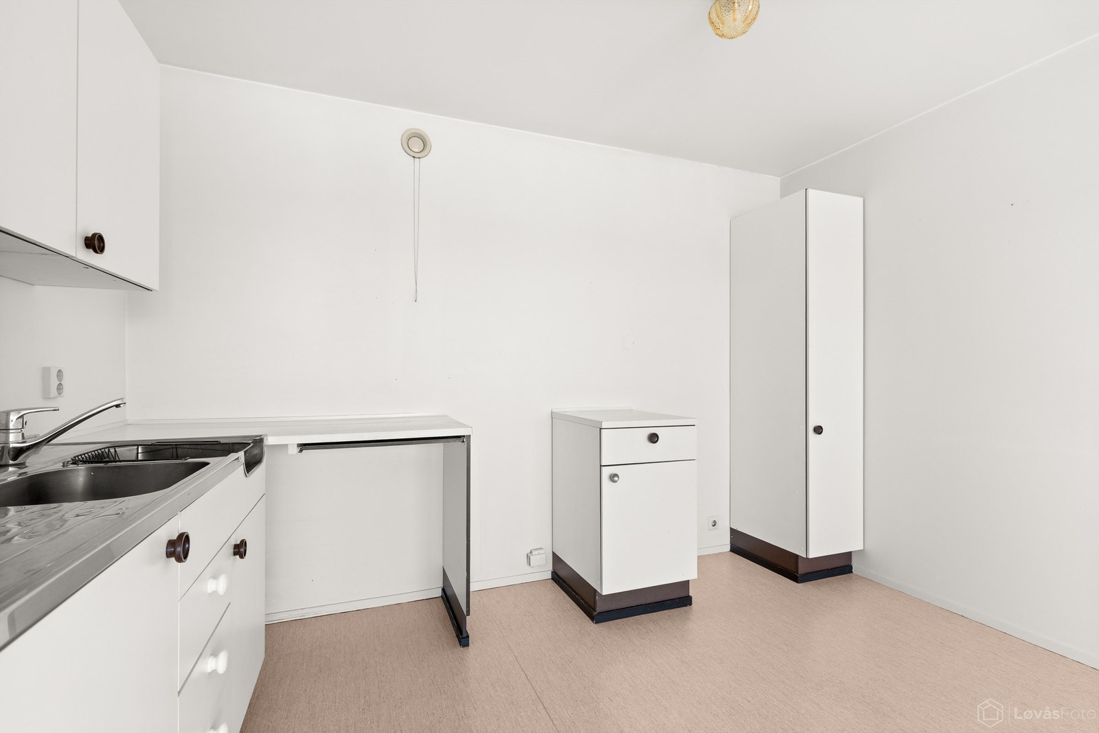 Kjøkkenet har en original innredning fra byggeåret. Galleribilde