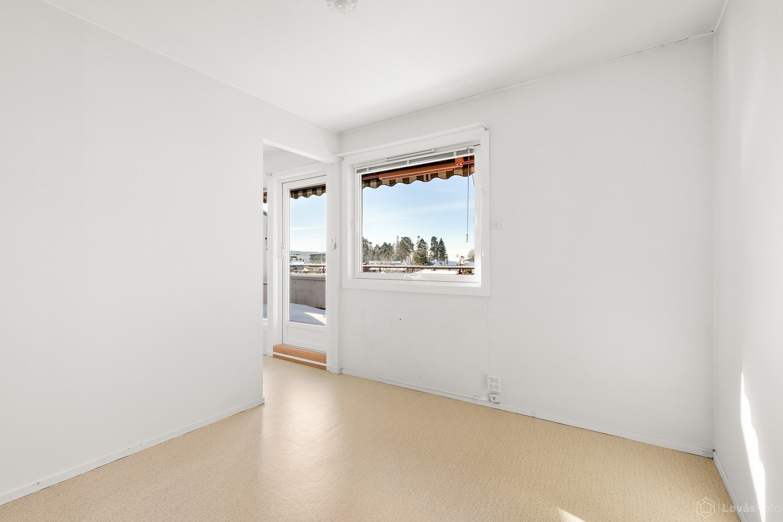 Rommet har en glatt innerdør og er praktisk adskilt fra stuen. Galleribilde