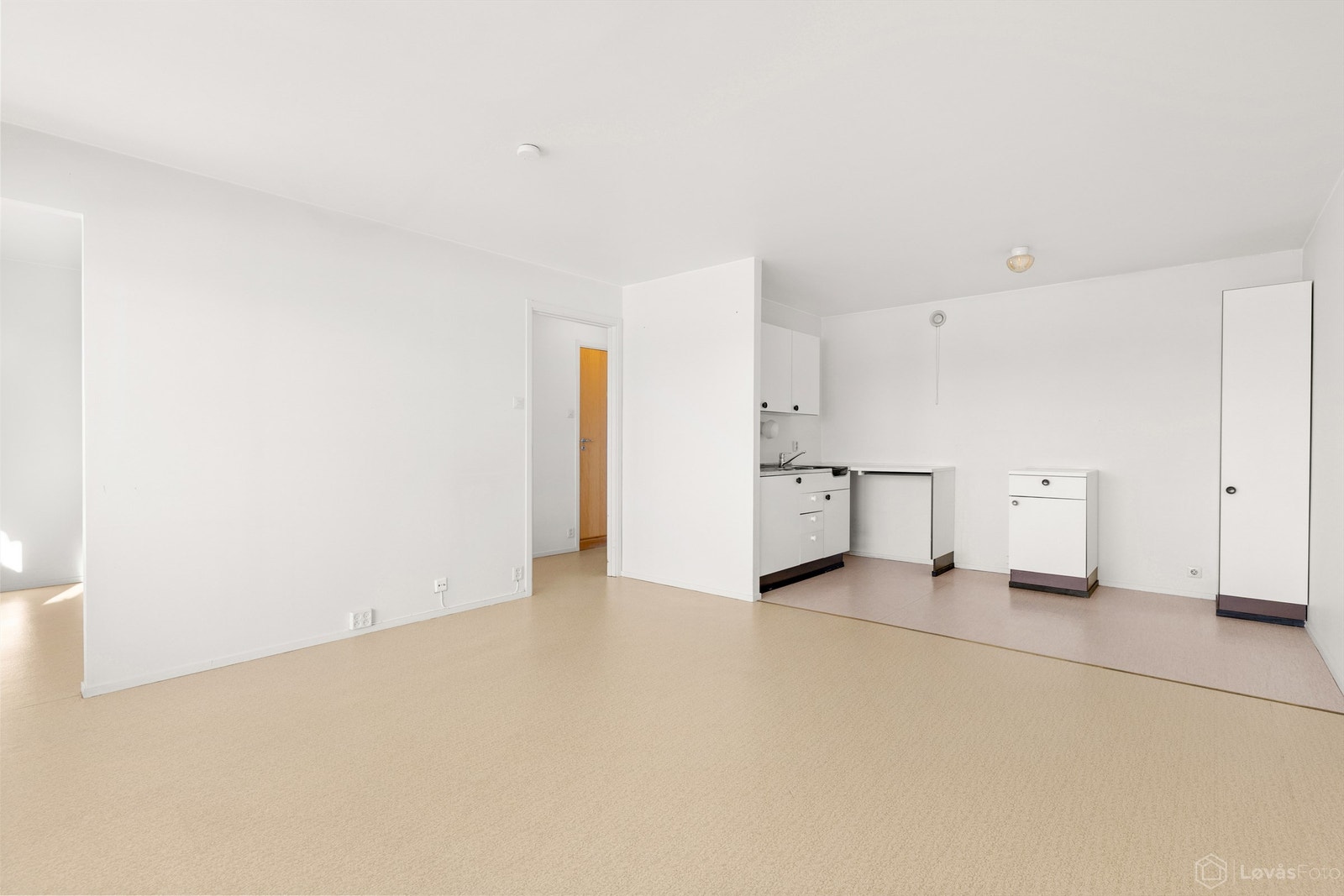 Leiligheten har en åpen stue- og kjøkkenløsning. Galleribilde