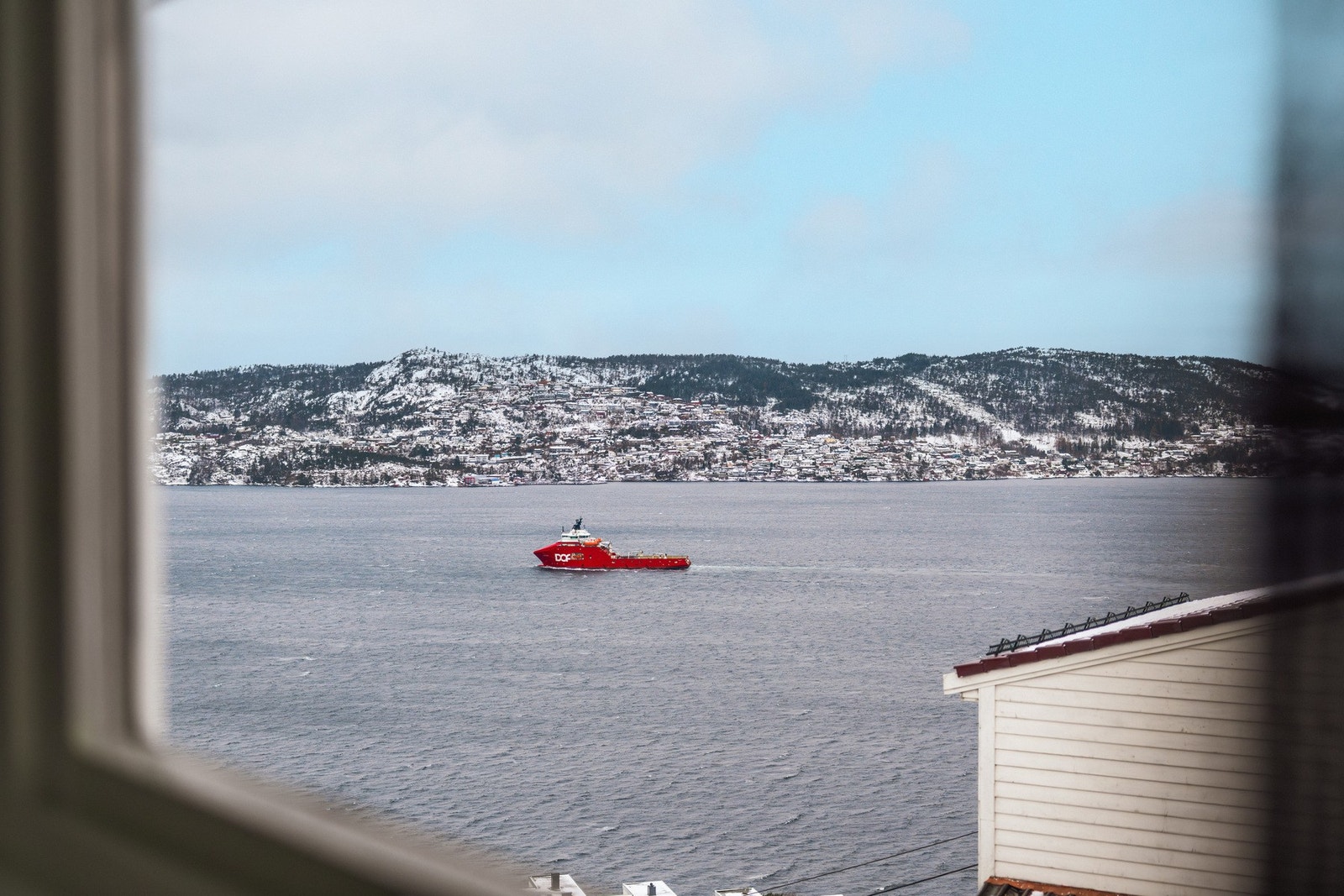 Fra leiligheten har du en nydelig utsikt mot byfjorden. Galleribilde
