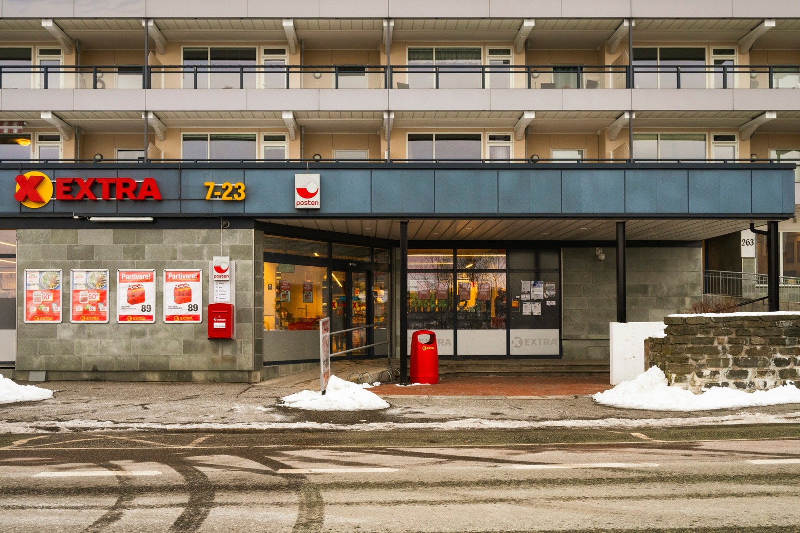 Dagligvarehandel gjøres enkelt med Coop i Helleveien som er under 1 km unna. Galleribilde