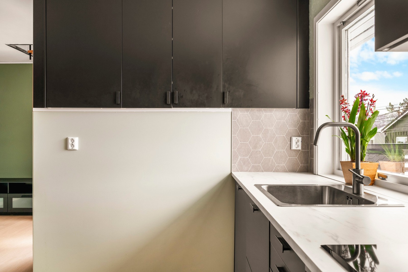 Av integrerte hvitevarer medfølger induksjonsplatetopp, stekeovn, mikrobølgeovn og oppvaskmaskin. Galleribilde