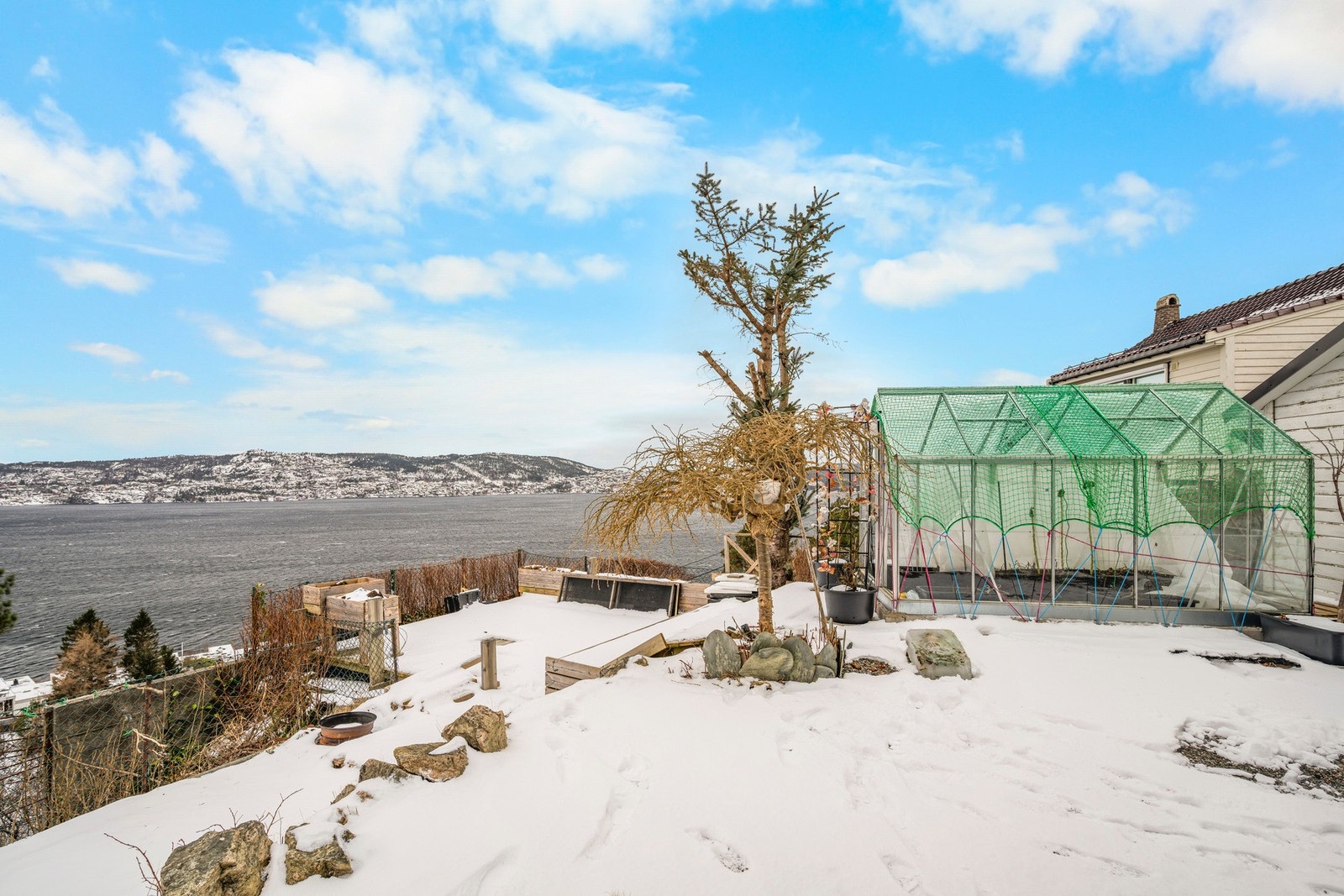 Seksjonen har eksklusiv bruksrett til utearealer på nordvestside av huset som er gruslagt. Galleribilde