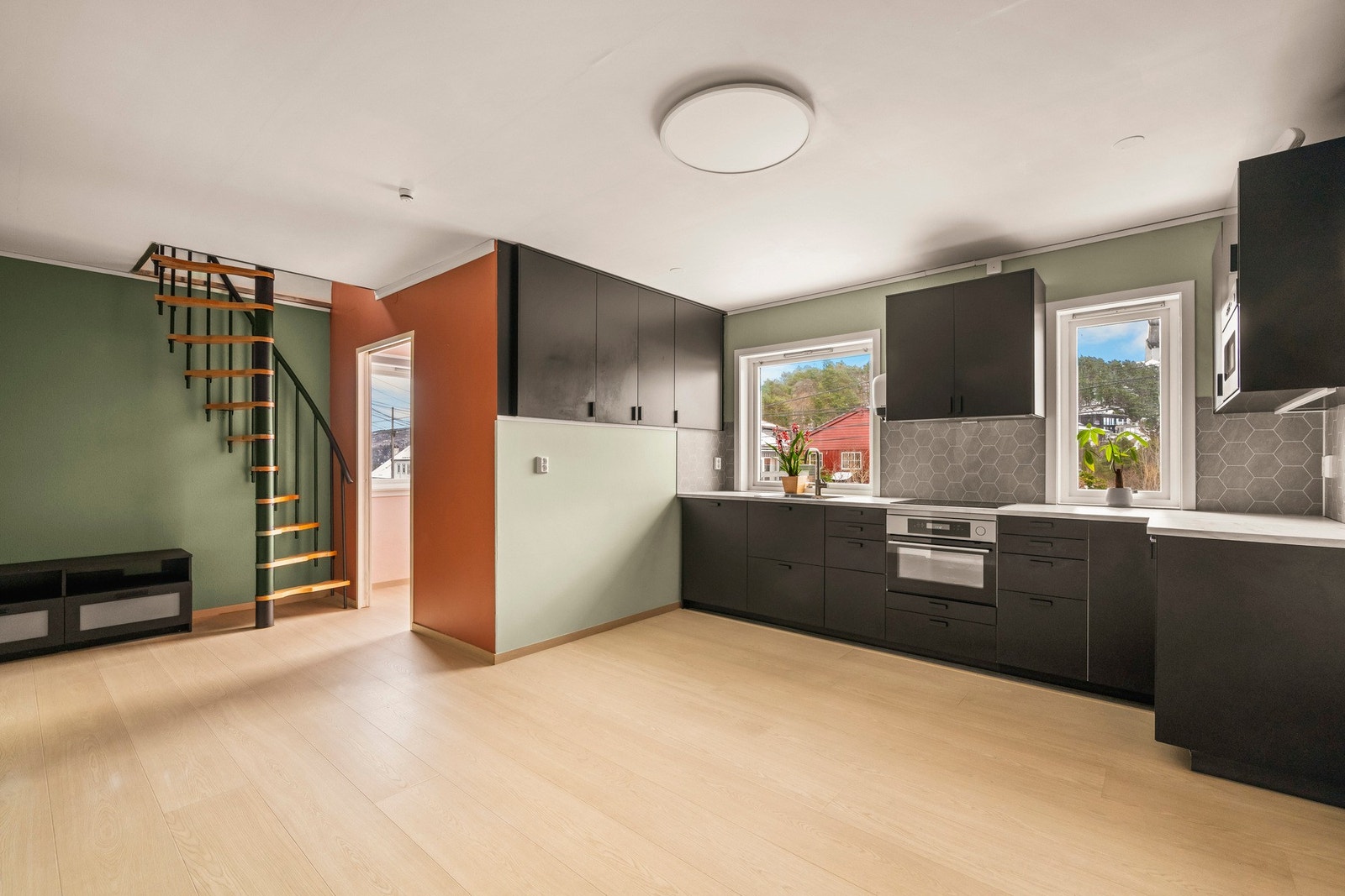 Det første som møter deg er en åpen stue/kjøkken løsning på 21,6 m². Galleribilde