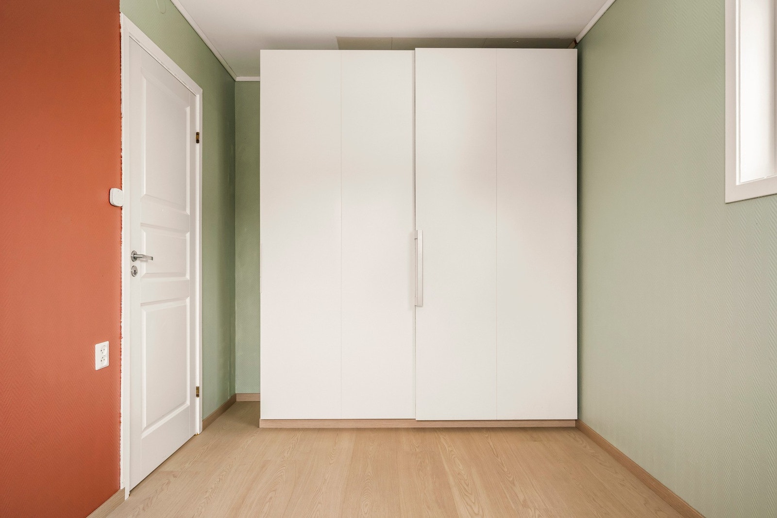 Soverommene kan innredes med seng, nattbord og garderobe. Galleribilde