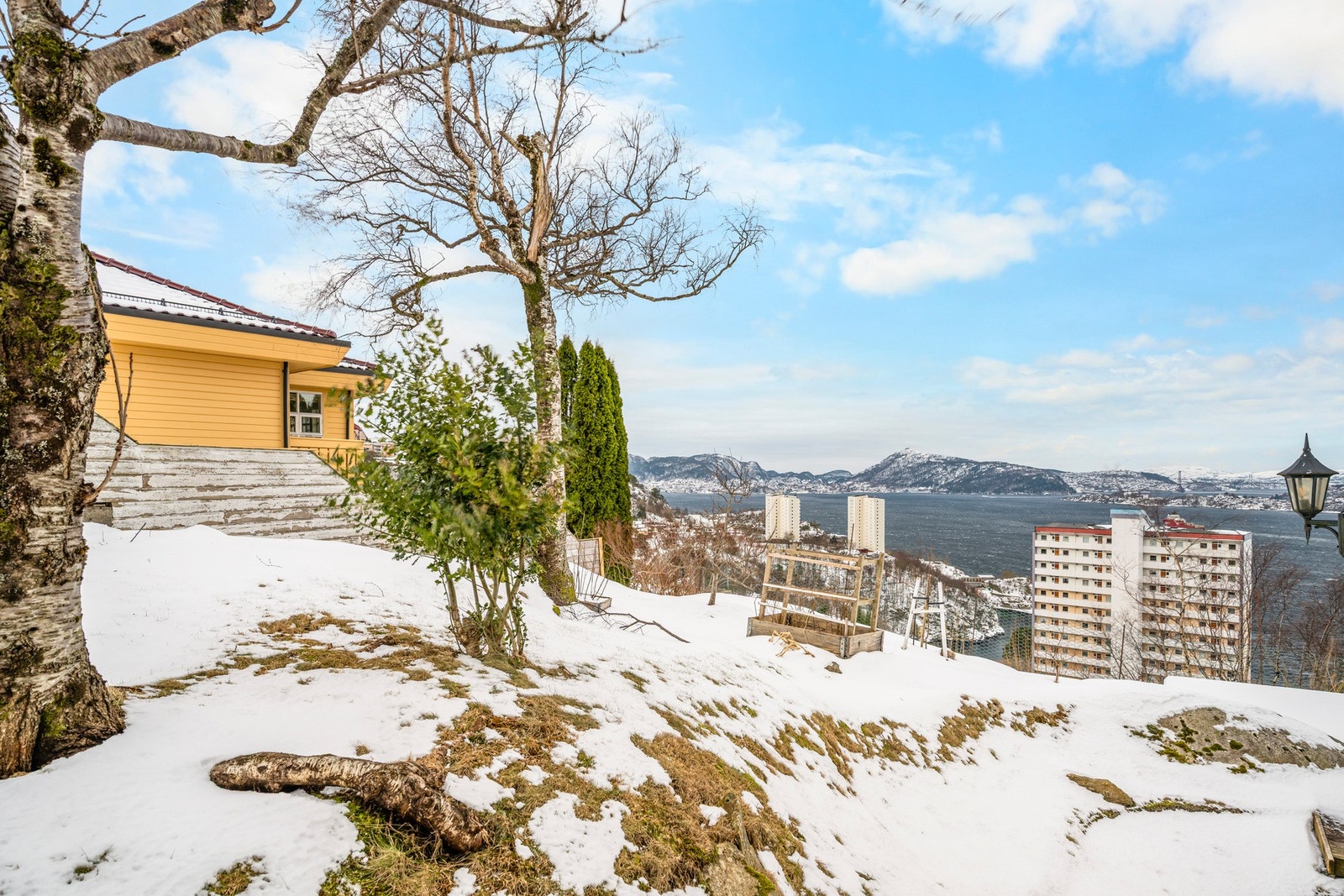 Kollektivtilbudet er meget godt, med holdeplass for bussrute 19 ved Fagerbakken kun ned bakken fra boligen. Galleribilde