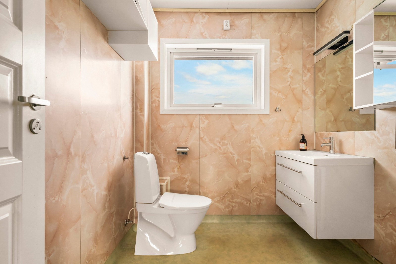 Badet måler 4,8 m². Galleribilde