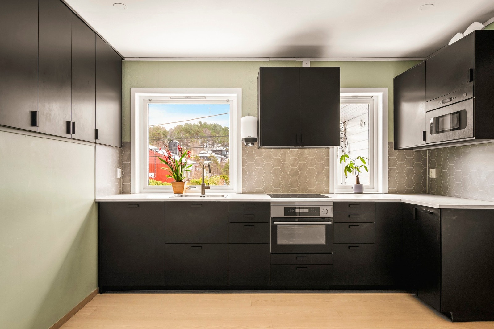 Kjøkkeninnredningen fra 2024/2025 består av slette fronter, laminat benkeplate, over benkeplaten er det benyttet plate, stål oppvaskkum og ventilator. Galleribilde